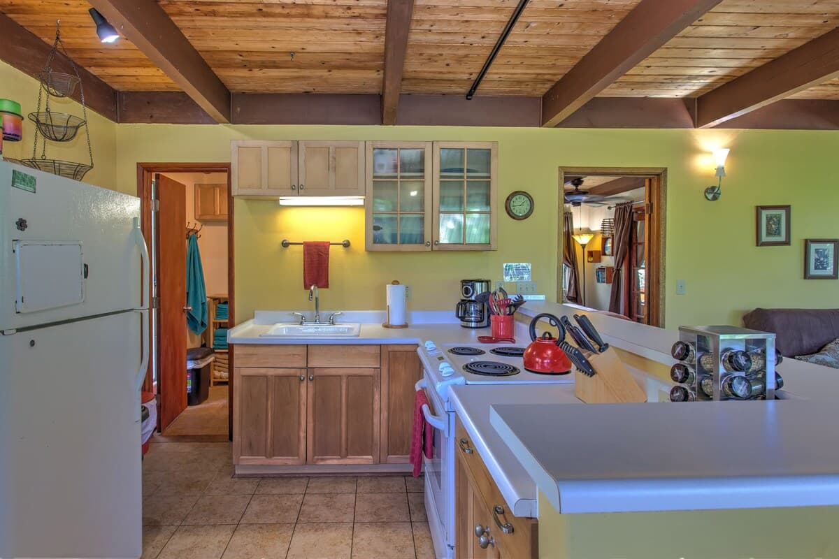 Home in Pahoa · ★4.44 · 1 bedroom · 4 beds · 1.5 private baths - Photo 5