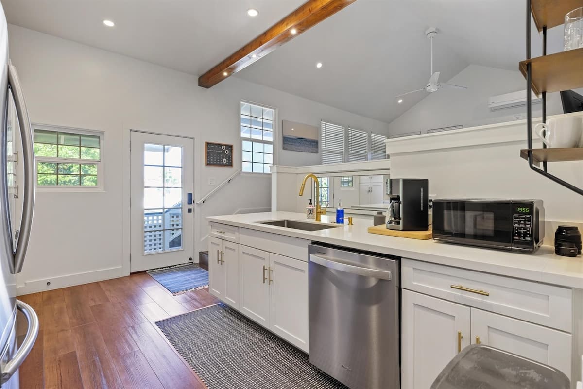 Home in Wailuku · ★4.95 · 2 bedrooms · 3 beds · 1 bath - Photo 4