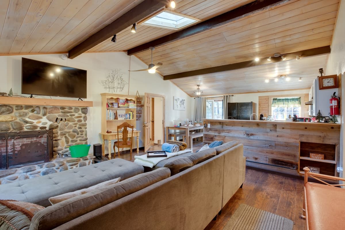 Home in Stateline · ★4.7 · 3 bedrooms · 4 beds · 2 private baths - Photo 1
