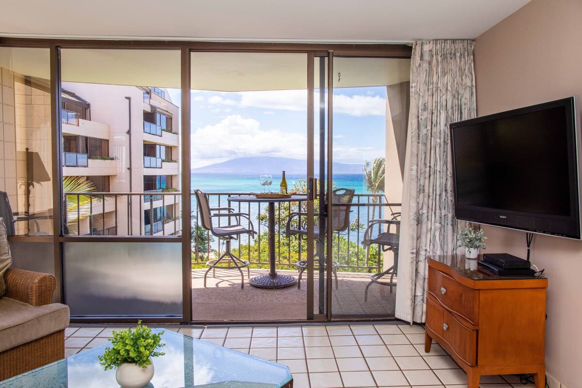 Condo in Lahaina · ★4.77 · 1 bedroom · 2 beds · 1 bath - Photo 3