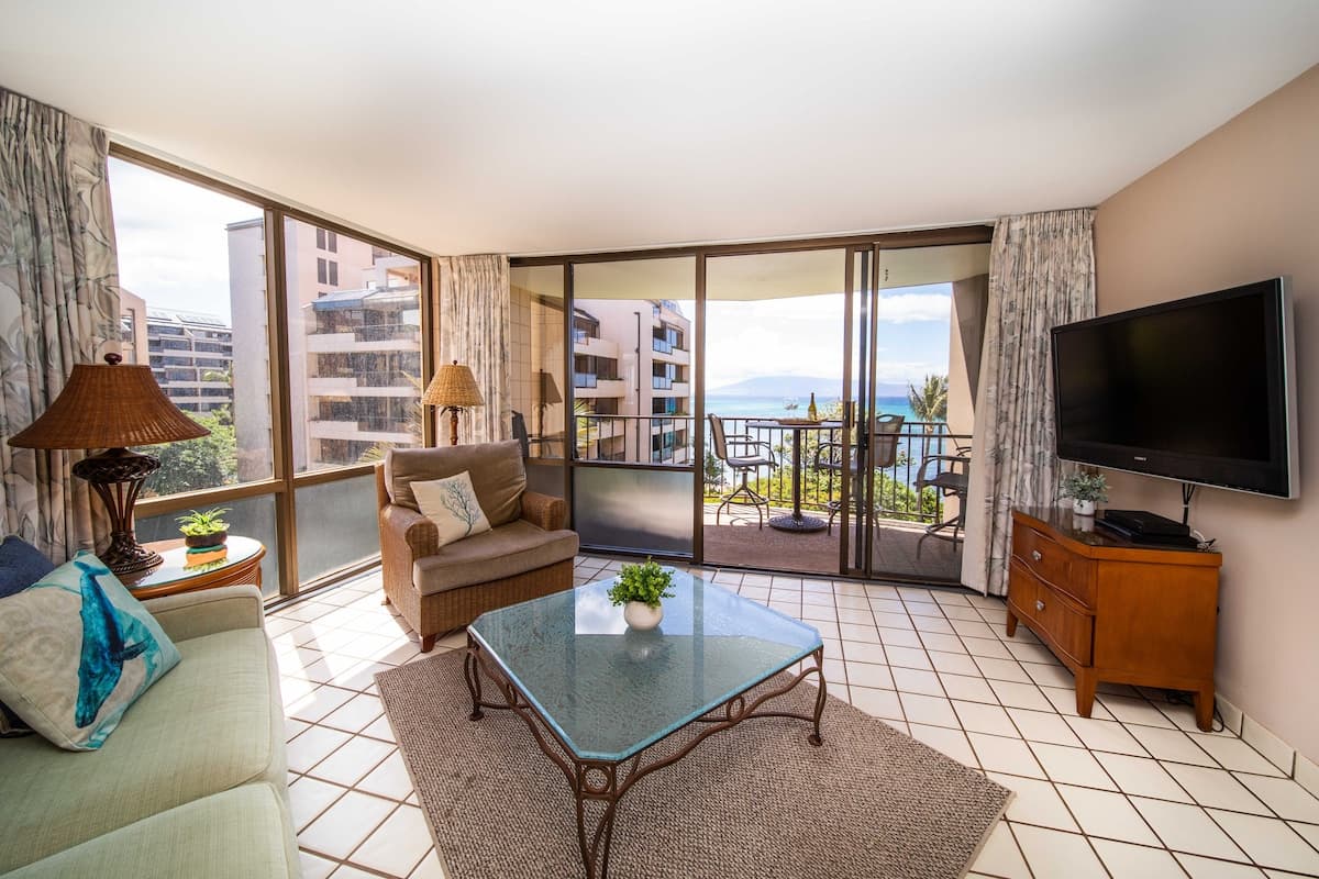Condo in Lahaina · ★4.77 · 1 bedroom · 2 beds · 1 bath - Photo 4
