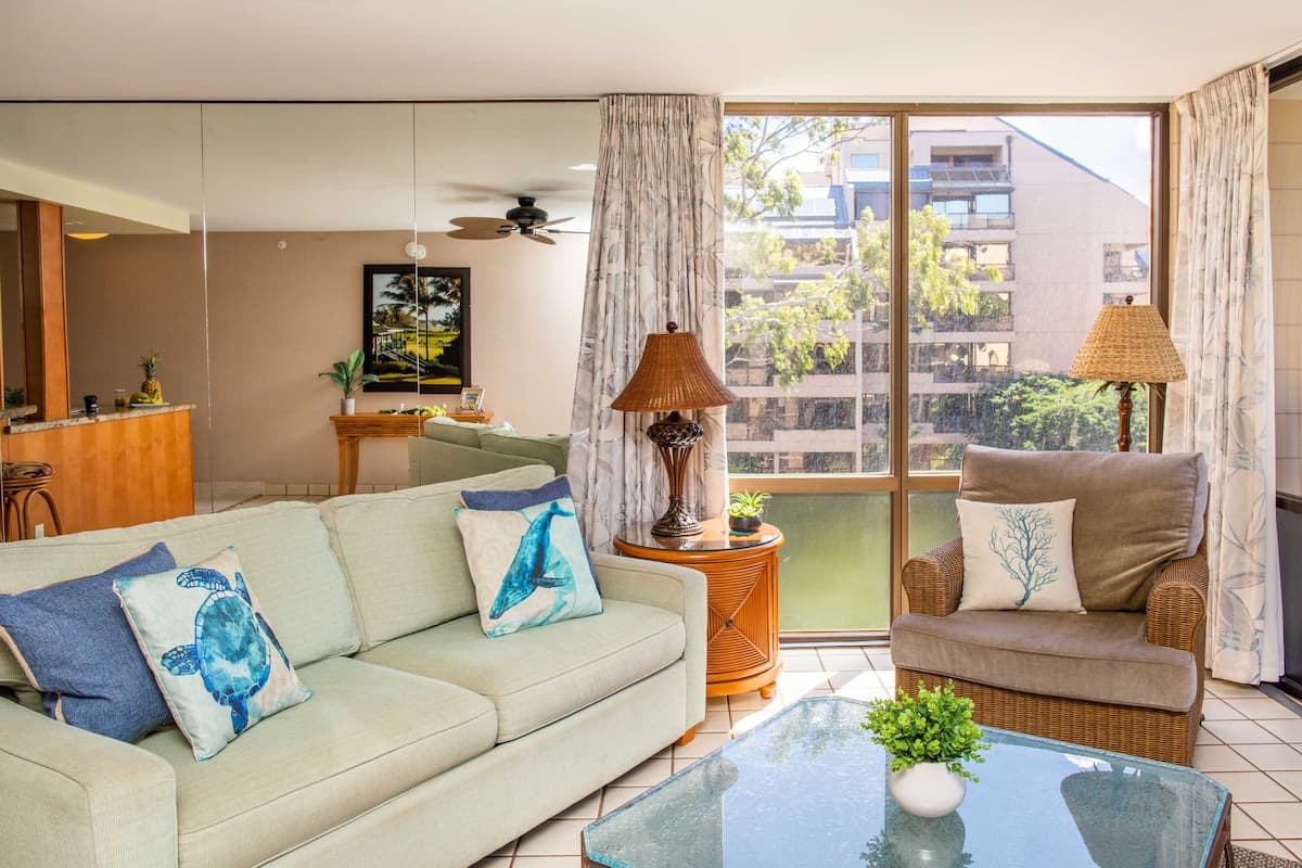 Condo in Lahaina · ★4.77 · 1 bedroom · 2 beds · 1 bath - Photo 2