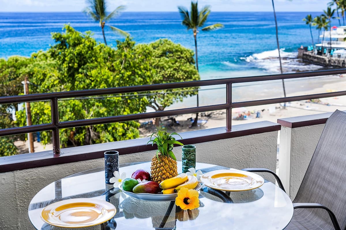 Condo in Kailua-Kona · ★4.9 · 2 bedrooms · 3 beds · 2 baths - Photo 2