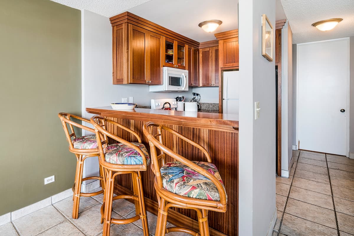 Condo in Kailua-Kona · ★4.54 · 1 bedroom · 2 beds · 2 baths - Photo 4