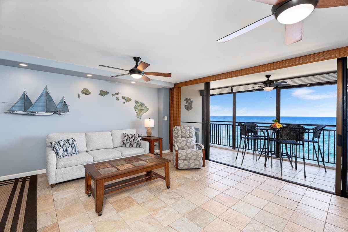 Kona Alii 403 Oceanfront w/ Shared Pool Downtown - Photo 2