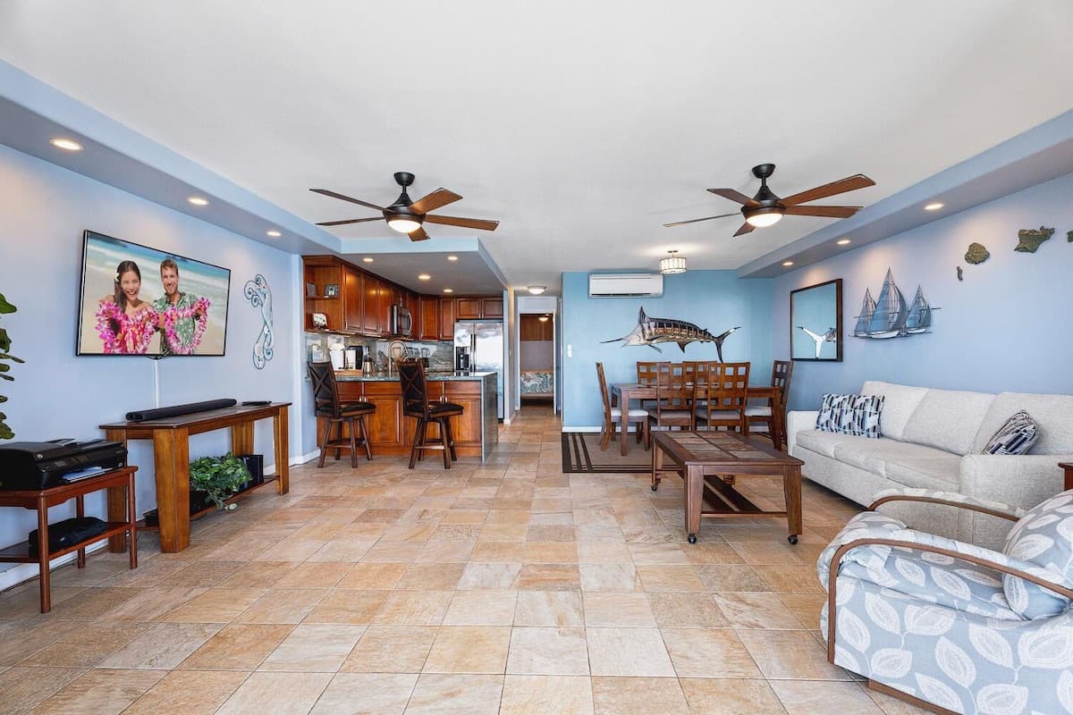 Kona Alii 403 Oceanfront w/ Shared Pool Downtown - Photo 3