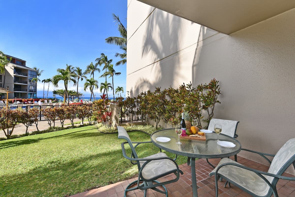 Condo in Lahaina · ★4.7 · 2 bedrooms · 4 beds · 2 baths - Photo 1