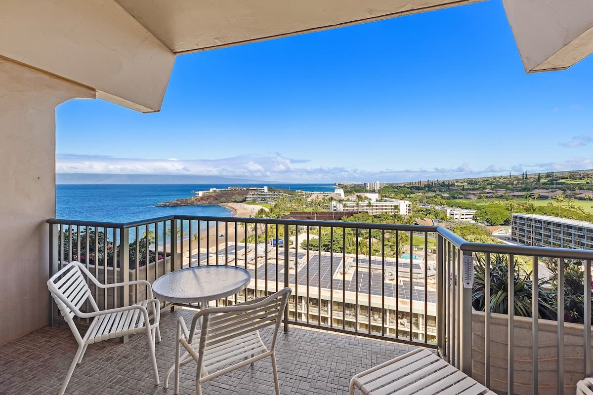 Condo in Lahaina · ★4.82 · Studio · 1 bed · No bathroom - Photo 3