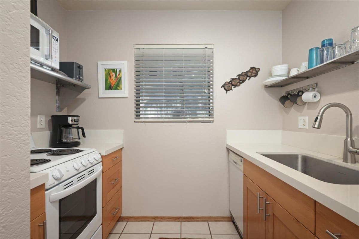 Condo in Kailua-Kona · ★4.65 · 2 bedrooms · 2 beds · 2 private baths - Photo 5