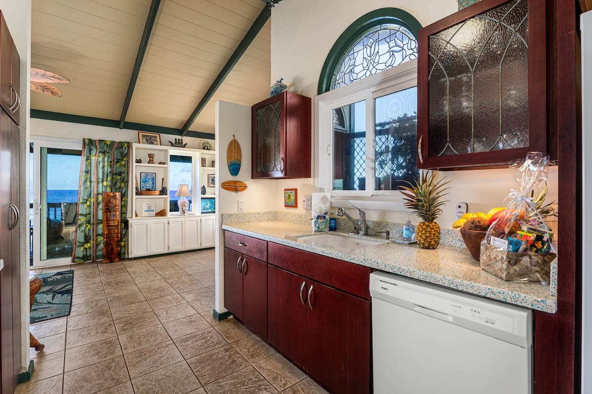 Home in Kailua-Kona · ★4.87 · 1 bedroom · 2 beds · 1 bath - Photo 4