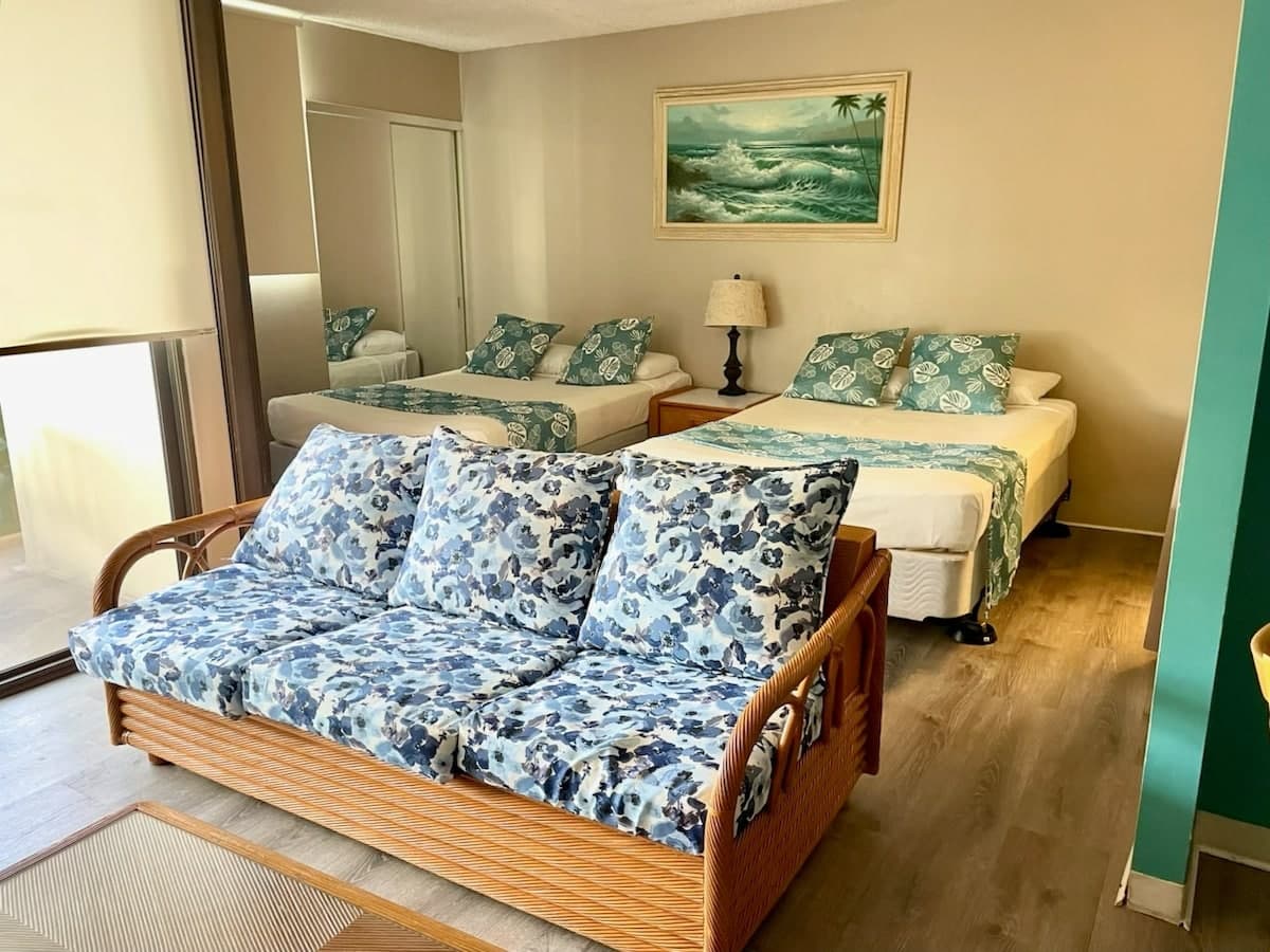 Condo in Honolulu · ★4.33 · 1 bedroom · 3 beds · 1 private bath - Photo 1