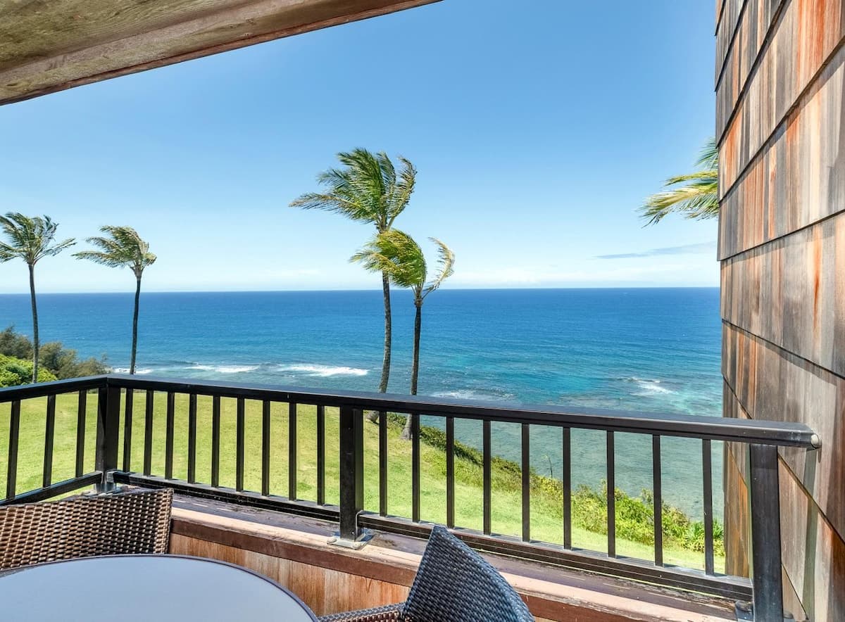 Peaceful Top-Floor Condo w/ Unbeatable Views - Photo 2