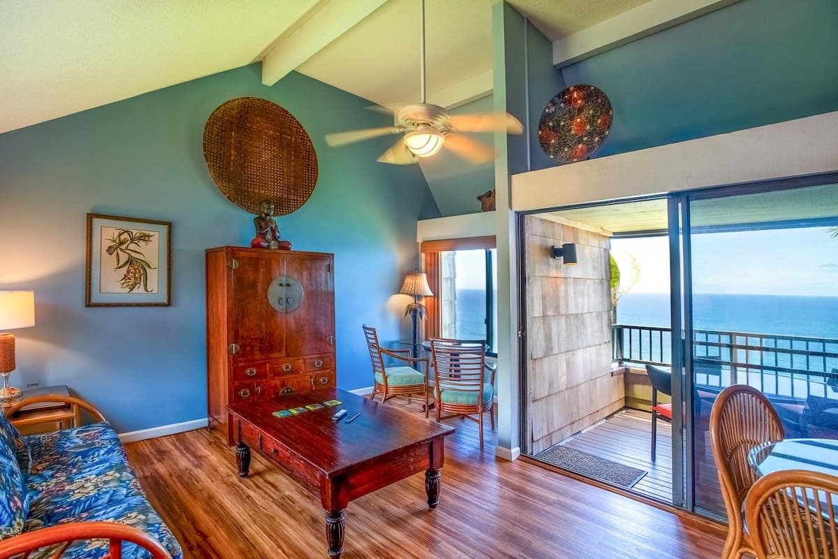 Peaceful Top-Floor Condo w/ Unbeatable Views - Photo 3