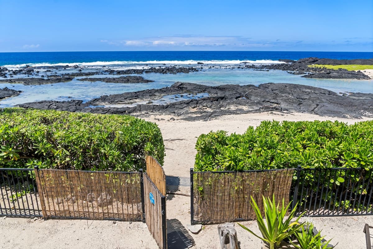 Home in Kailua-Kona · ★4.93 · 4 bedrooms · 10 beds · 4 baths - Photo 4