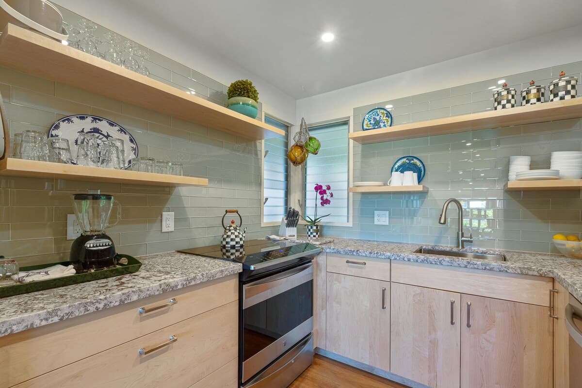 Condo in Lahaina · ★5.0 · 1 bedroom · 3 beds · 2 baths - Photo 2
