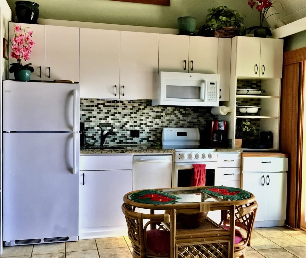 Condo in Naalehu · ★4.85 · Studio · 2 beds · 1 private bath - Photo 5