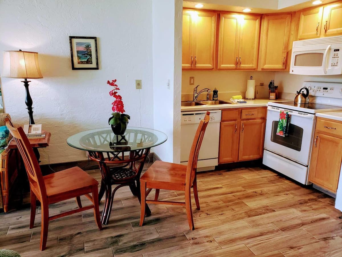 Papakea E204, Ocean view, King bed Suite - Photo 3