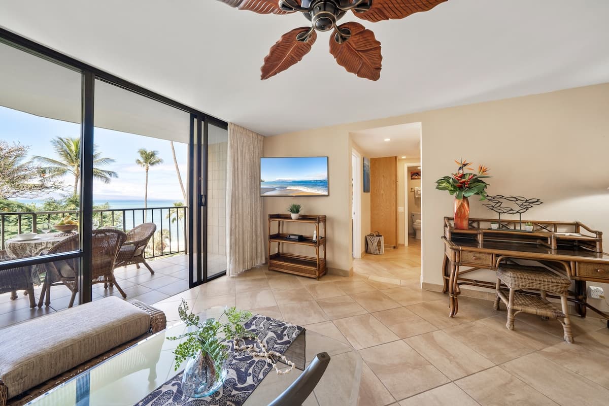 Condo in Lahaina · ★4.54 · 1 bedroom · 2 beds · 1 bath - Photo 3