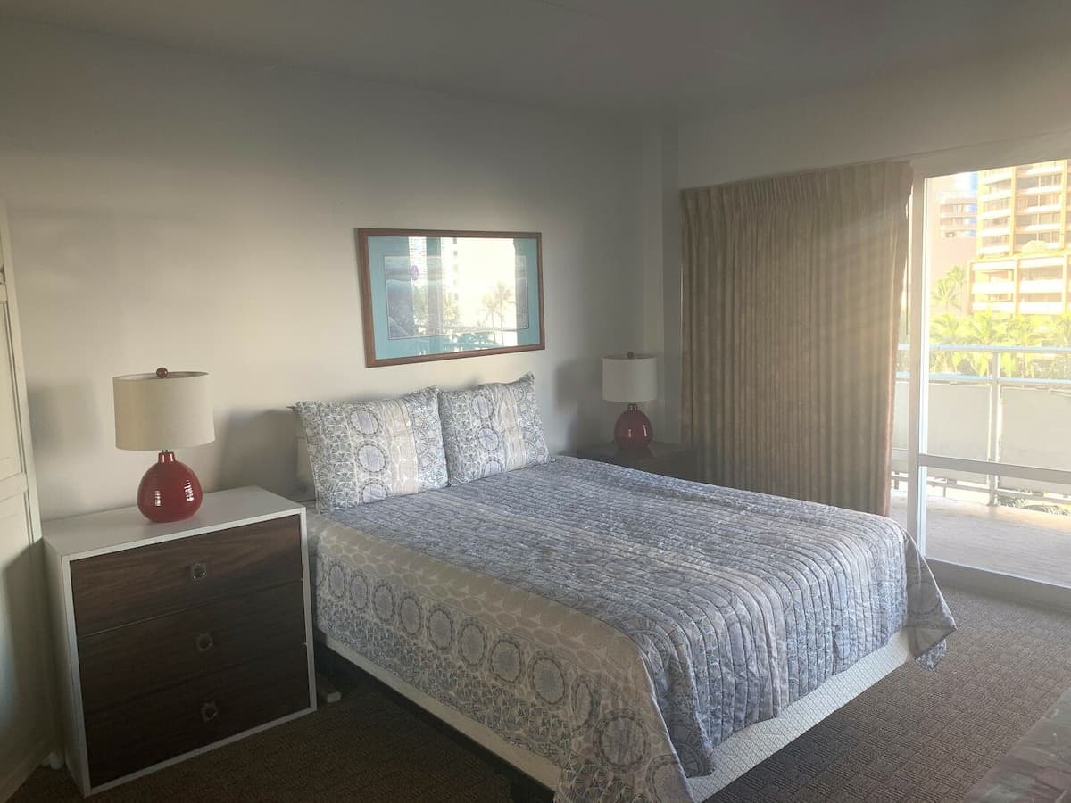 Condo in Honolulu · ★4.77 · Studio · 2 beds · 1 private bath - Photo 2