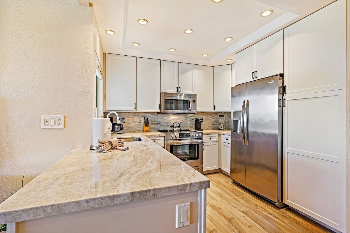 Condo in Lahaina · ★5.0 · 1 bedroom · 2 beds · 2 baths - Photo 5