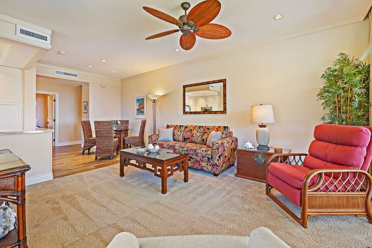 Condo in Lahaina · ★5.0 · 1 bedroom · 2 beds · 2 baths - Photo 4