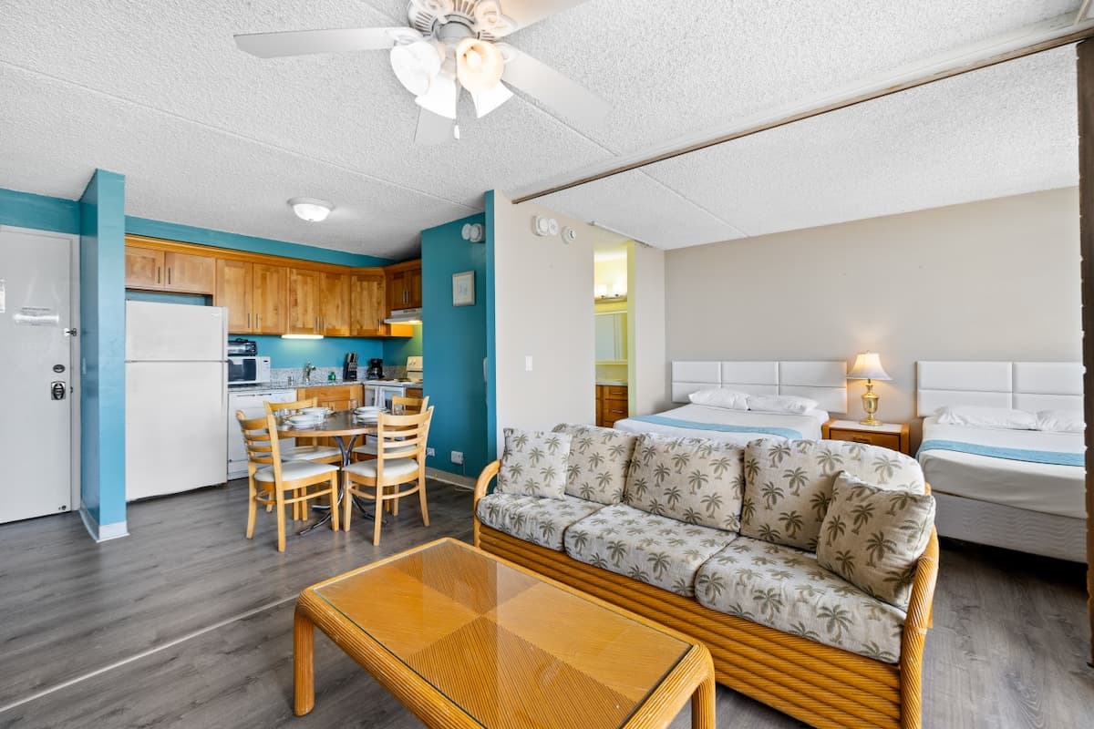 Condo in Honolulu · ★4.31 · 1 bedroom · 3 beds · 1 private bath - Photo 2