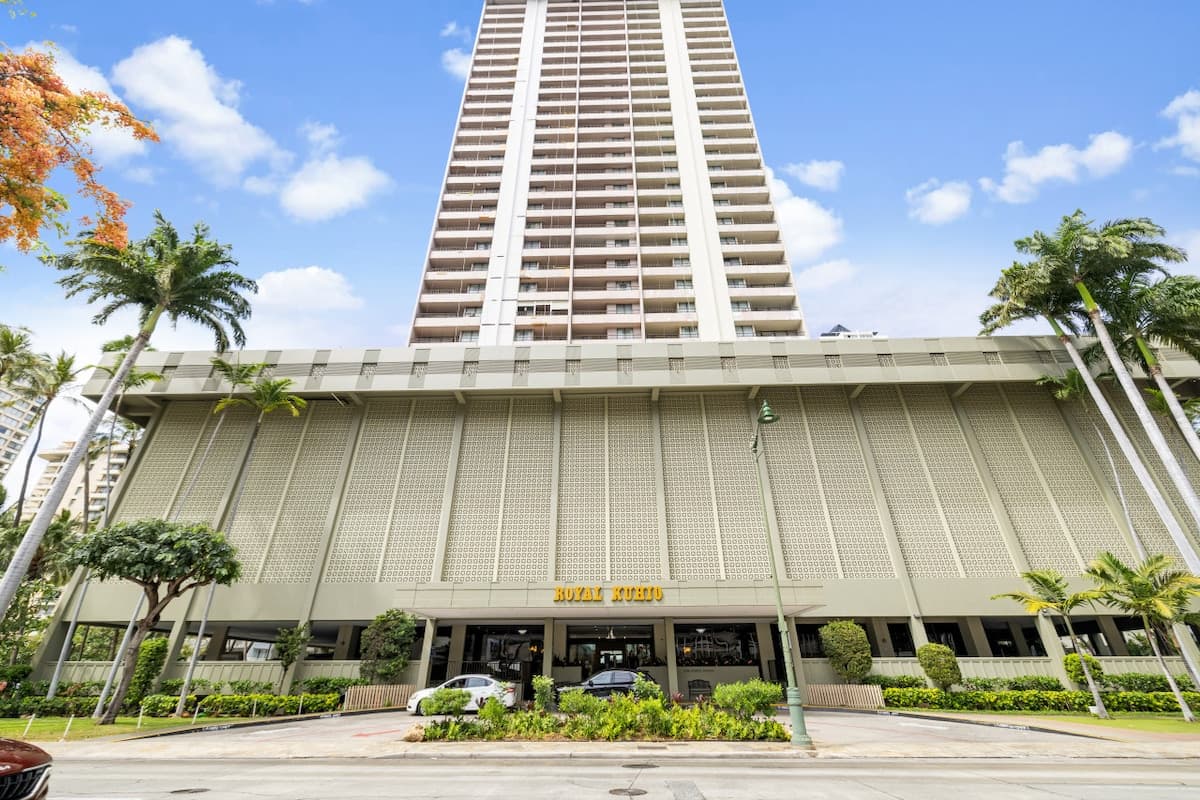 Condo in Honolulu · ★4.31 · 1 bedroom · 3 beds · 1 private bath - Photo 4
