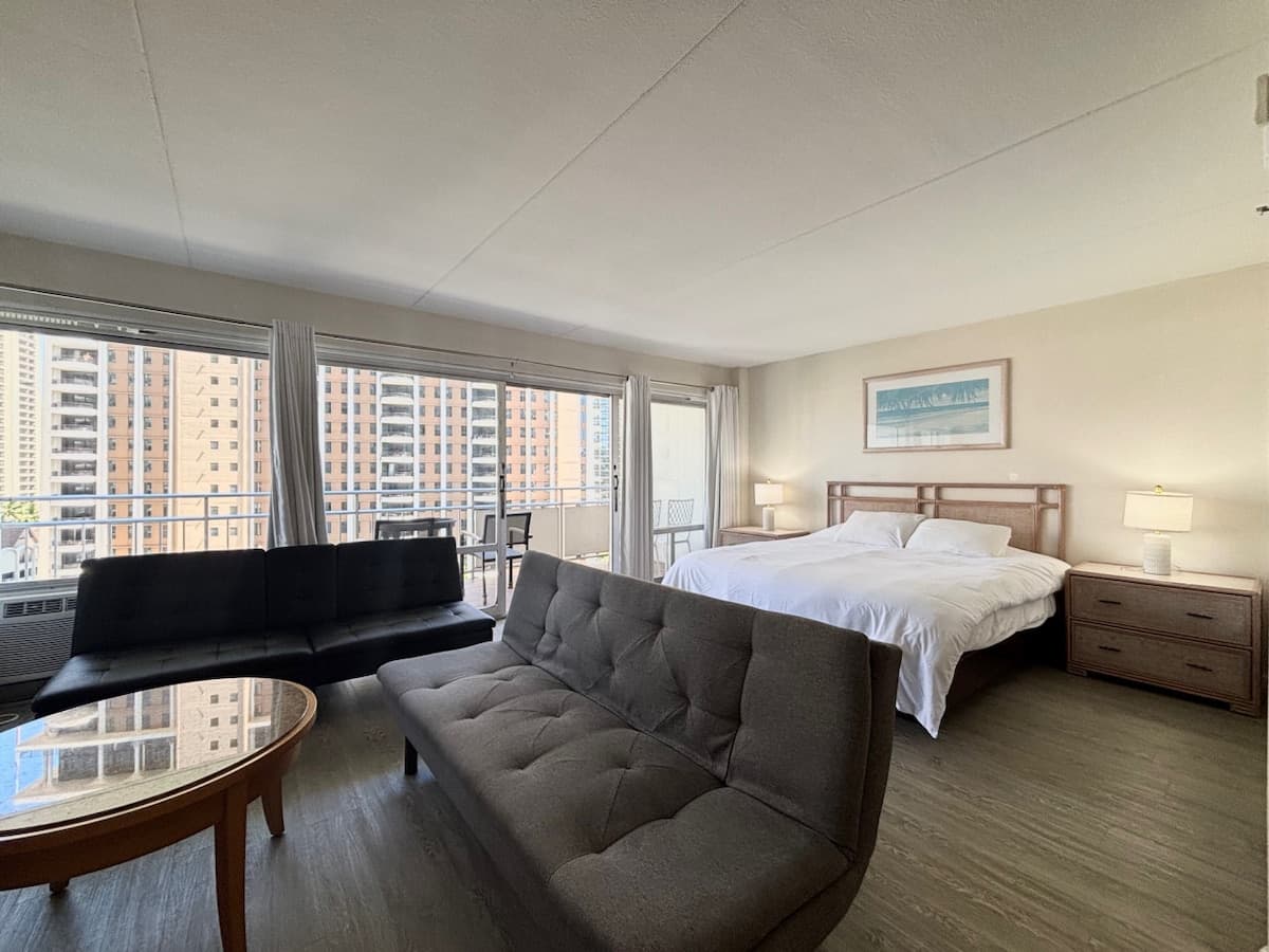 Condo in Honolulu · ★4.46 · 1 bedroom · 2 beds · 1 private bath - Photo 1