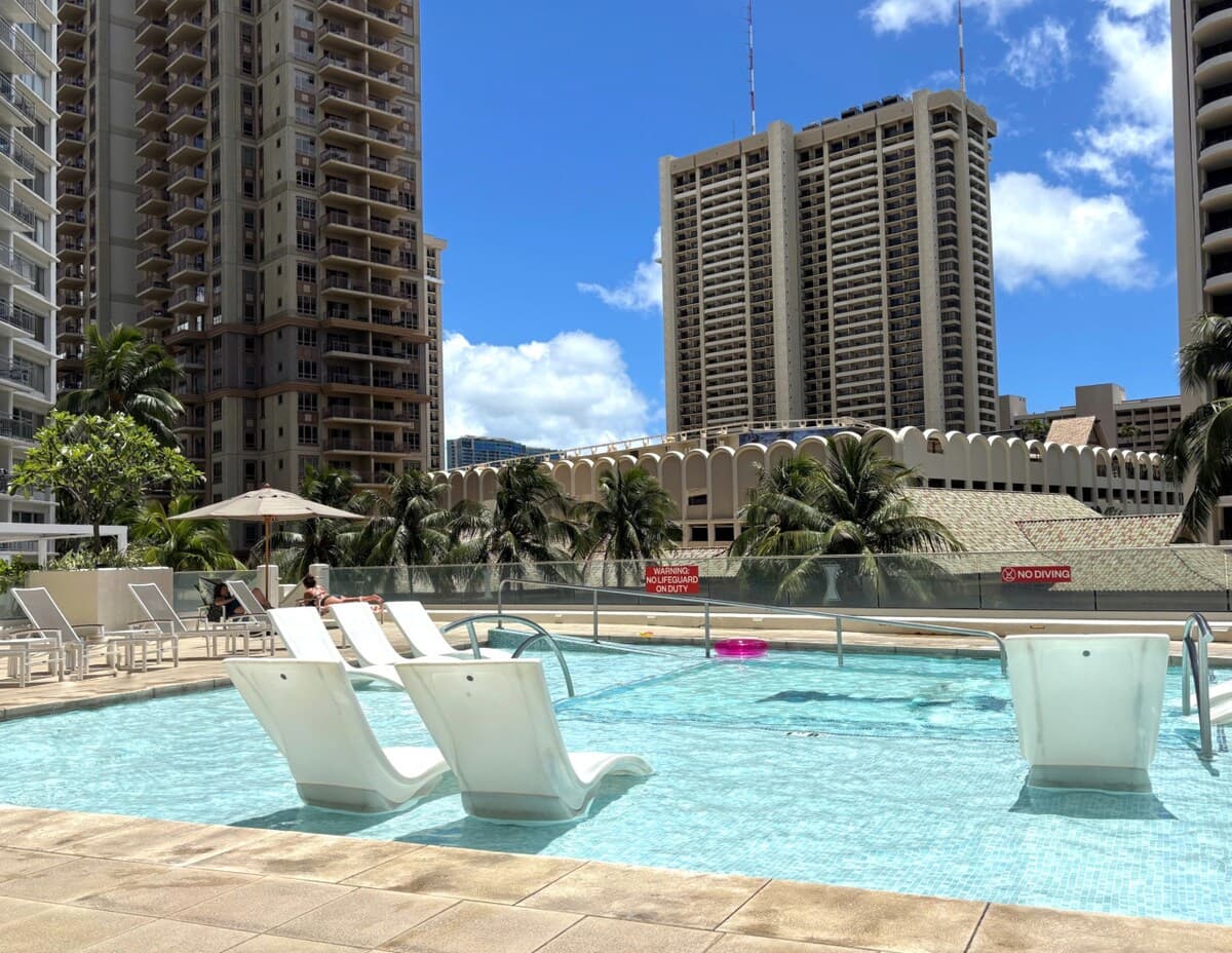 Condo in Honolulu · ★4.46 · 1 bedroom · 2 beds · 1 private bath - Photo 4