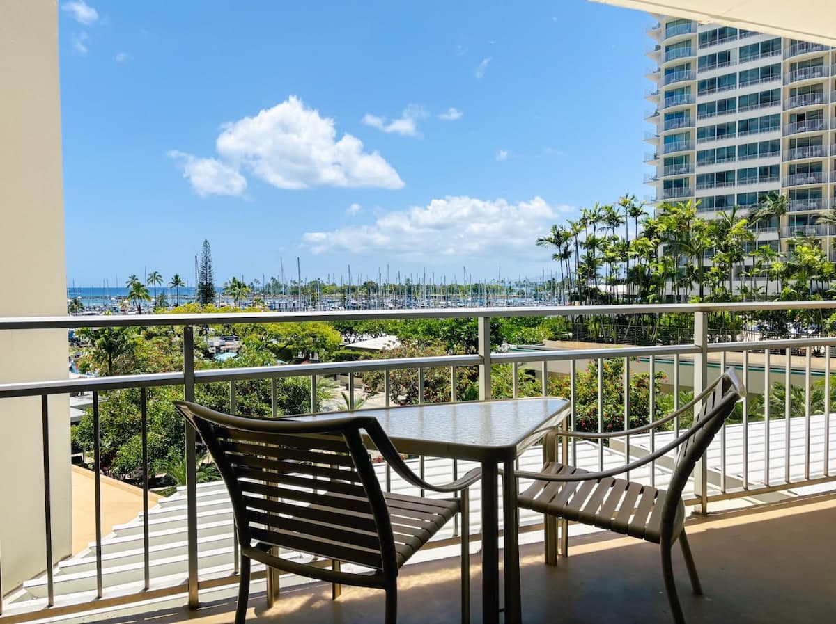 Condo in Honolulu · ★4.56 · 1 bedroom · 2 beds · 1 private bath - Photo 1