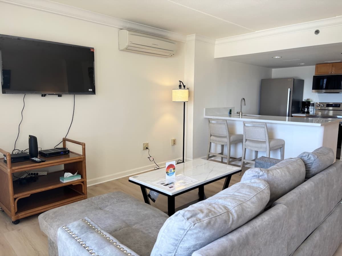 Condo in Honolulu · ★4.56 · 1 bedroom · 2 beds · 1 private bath - Photo 2