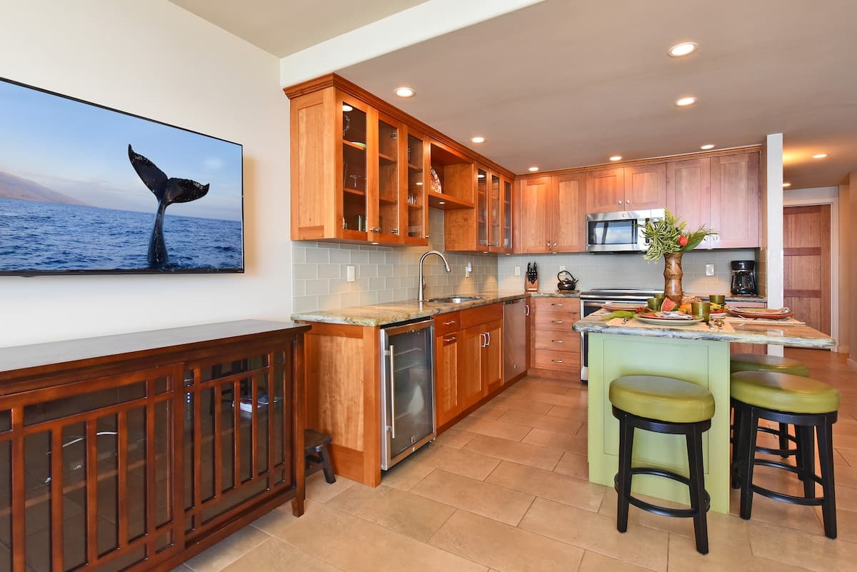 Condo in Lahaina · ★5.0 · 2 bedrooms · 3 beds · 2 baths - Photo 4