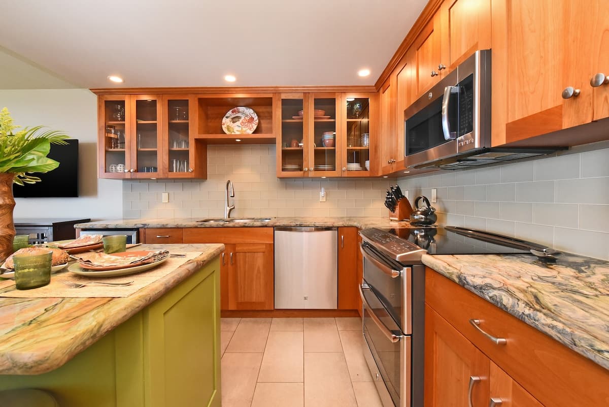 Condo in Lahaina · ★5.0 · 2 bedrooms · 3 beds · 2 baths - Photo 5