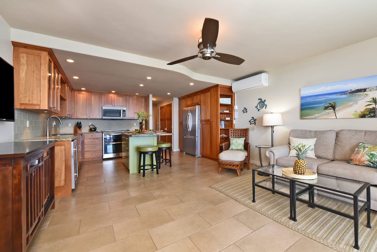 Condo in Lahaina · ★5.0 · 2 bedrooms · 3 beds · 2 baths - Photo 2