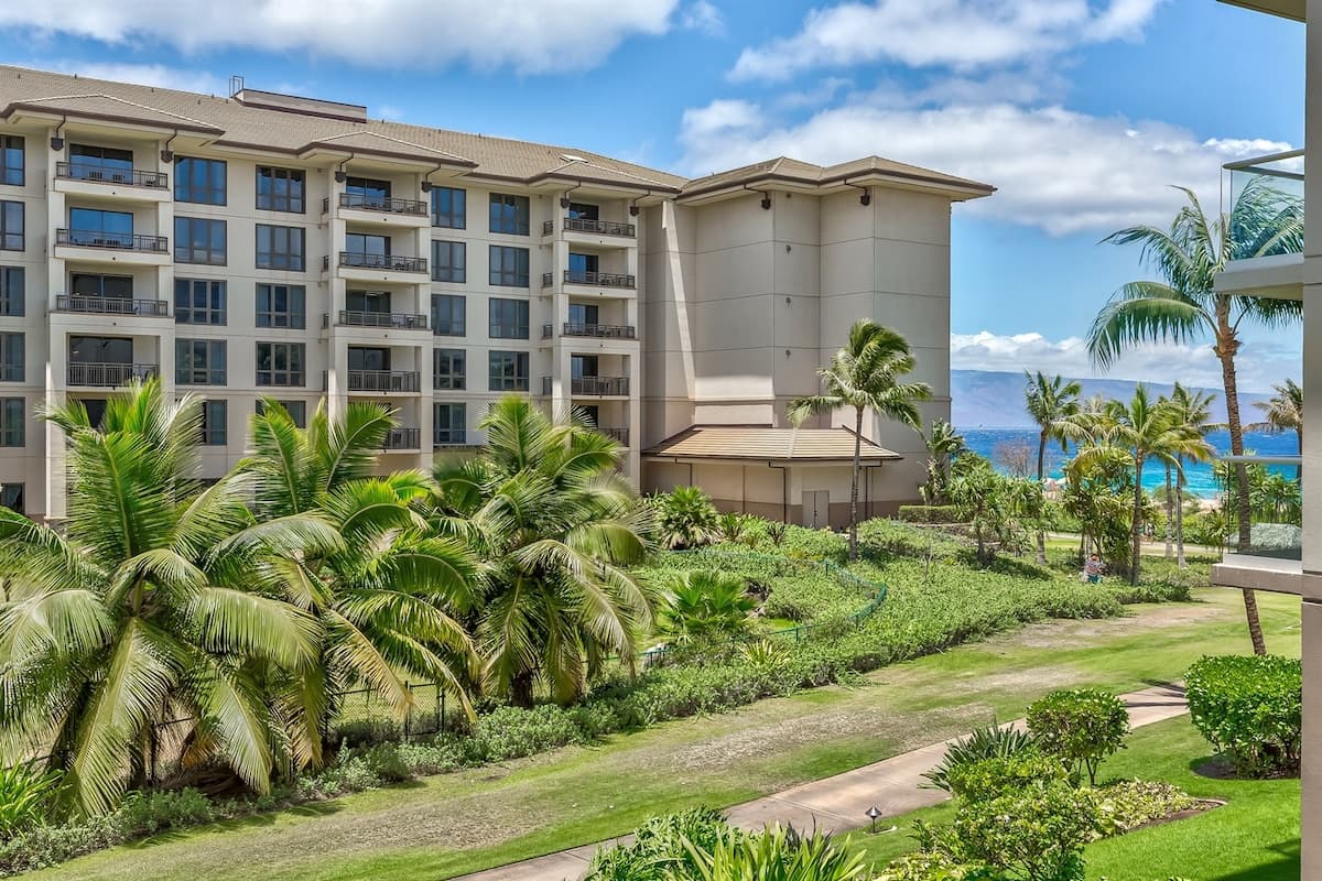 Condo in Lahaina · ★5.0 · 1 bedroom · 2 beds · 1 bath - Photo 2