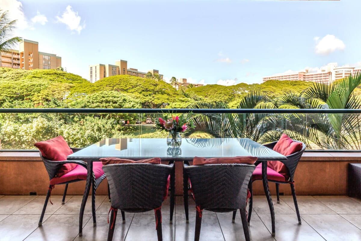 Condo in Lahaina · ★4.79 · 1 bedroom · 2 beds · 1 bath - Photo 4