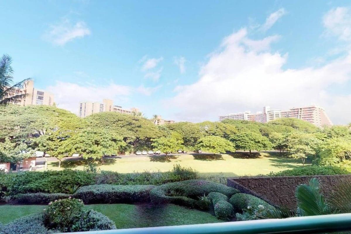 Condo in Lahaina · ★4.79 · 1 bedroom · 2 beds · 1 bath - Photo 2