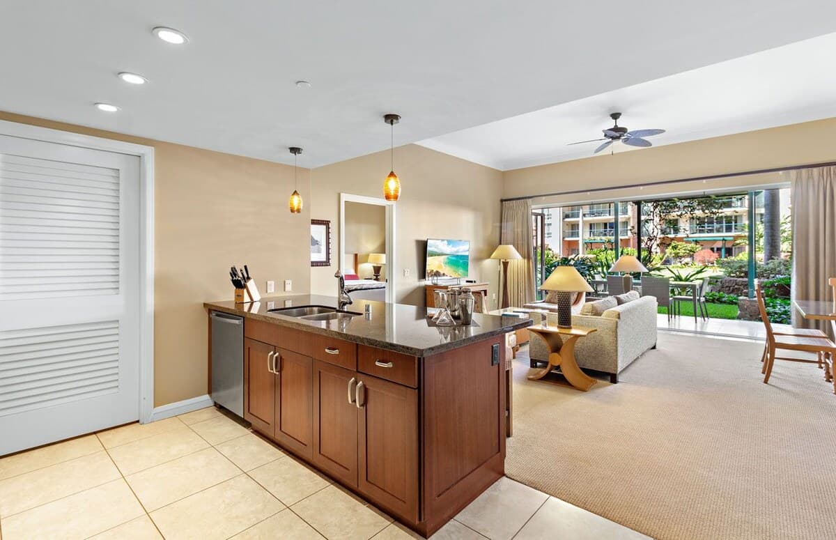 Condo in Lahaina · ★5.0 · 2 bedrooms · 3 beds · 2 baths - Photo 2