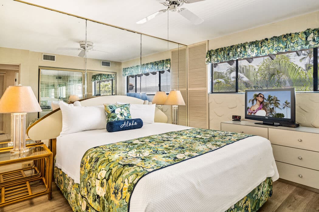 Condo in Kailua-Kona · ★4.0 · 2 bedrooms · 3 beds · 2 baths - Photo 3