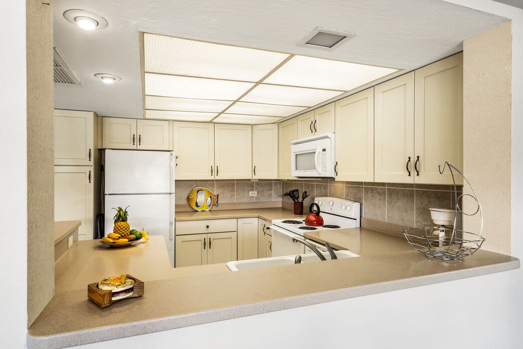 Condo in Kailua-Kona · ★4.0 · 2 bedrooms · 3 beds · 2 baths - Photo 4