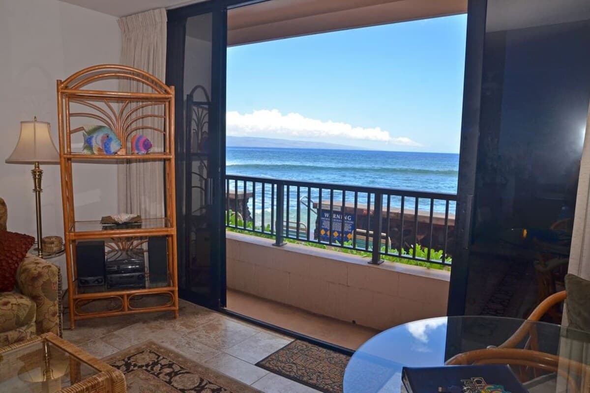 Condo in Lahaina · ★4.17 · Studio · 2 beds · 1 bath - Photo 1