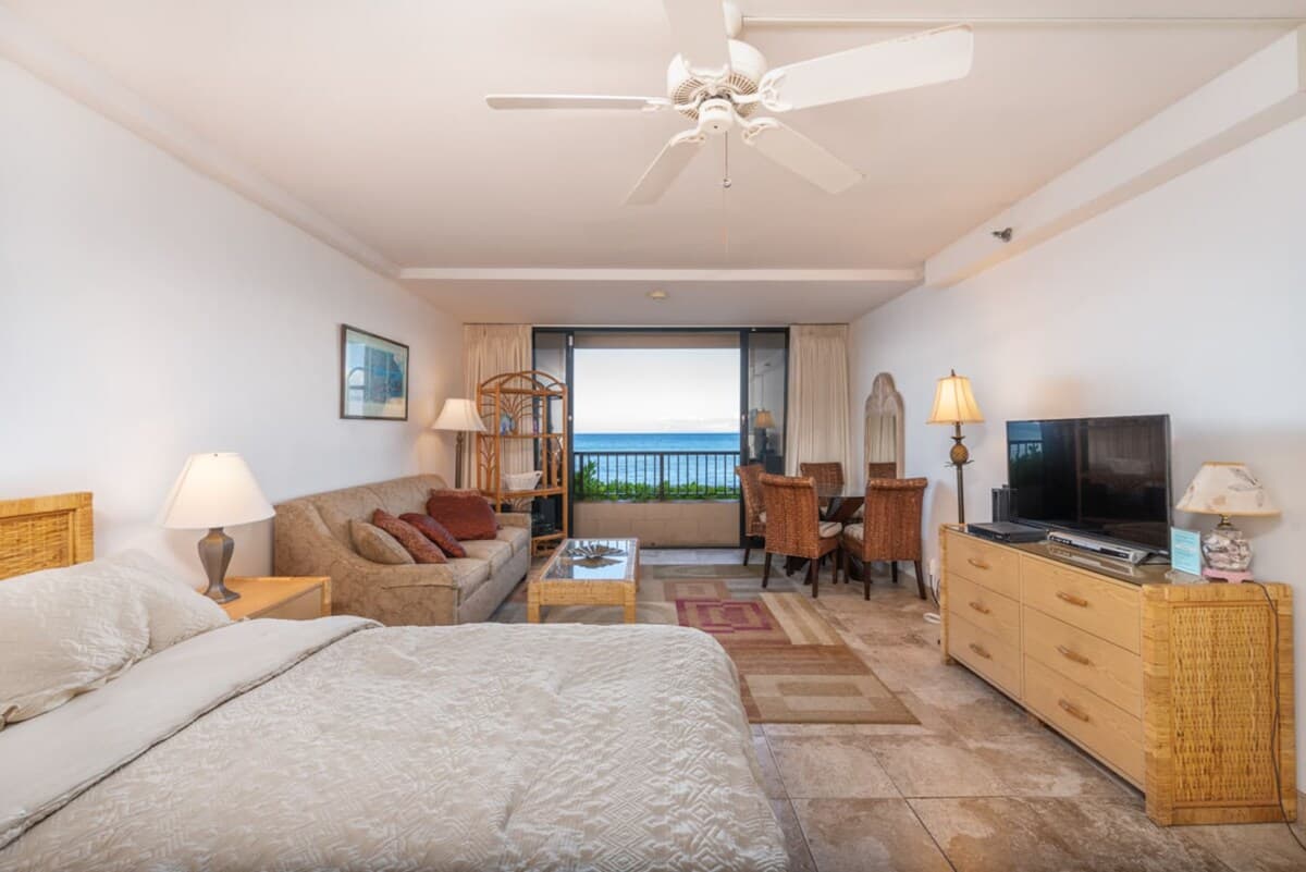 Condo in Lahaina · ★4.17 · Studio · 2 beds · 1 bath - Photo 5