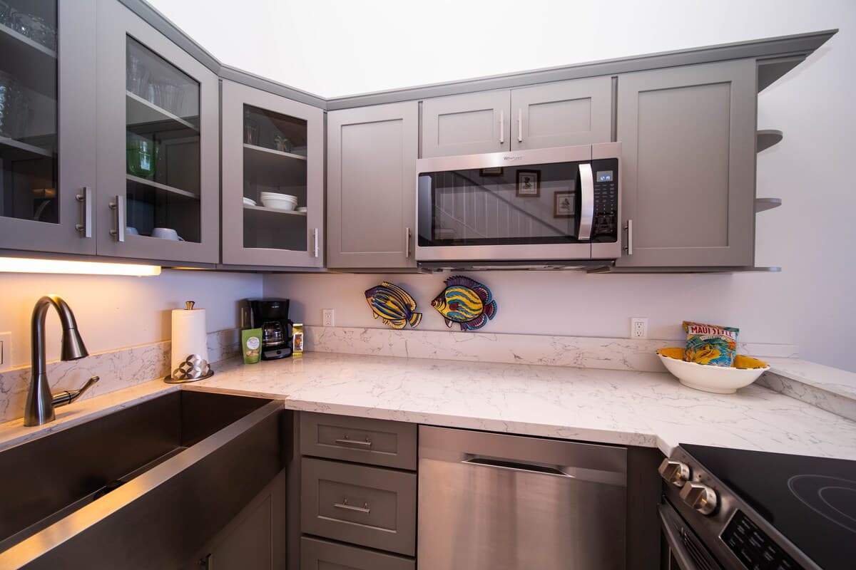 Condo in Lahaina · ★4.11 · 2 bedrooms · 4 beds · 2 baths - Photo 3