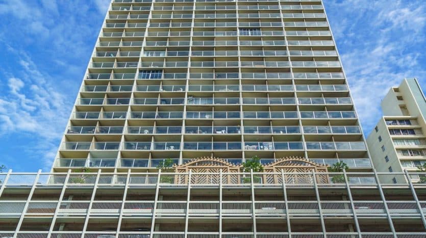 Condo in Honolulu · ★4.08 · 1 bedroom · 2 beds · 1 shared bath - Photo 2