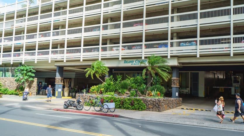 Condo in Honolulu · ★4.08 · 1 bedroom · 2 beds · 1 shared bath - Photo 3