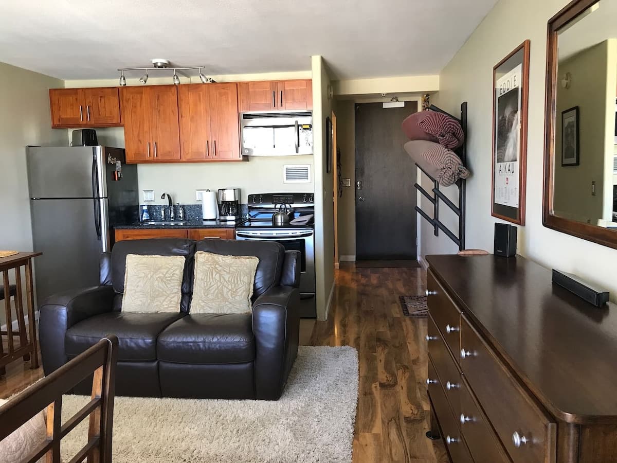 Waikiki Surfer's Paradise! Classy Studio w/Parking - Photo 2