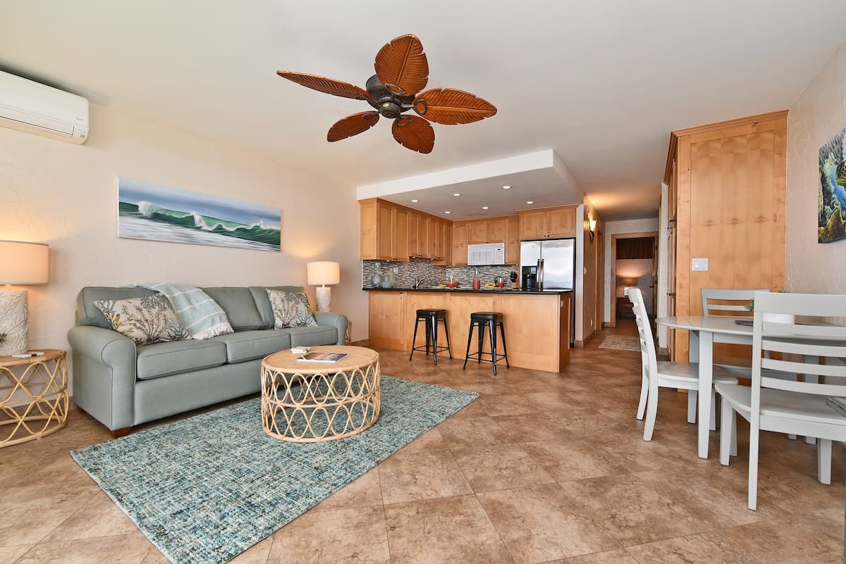 Condo in Lahaina · ★4.95 · 1 bedroom · 2 beds · 1 bath - Photo 4