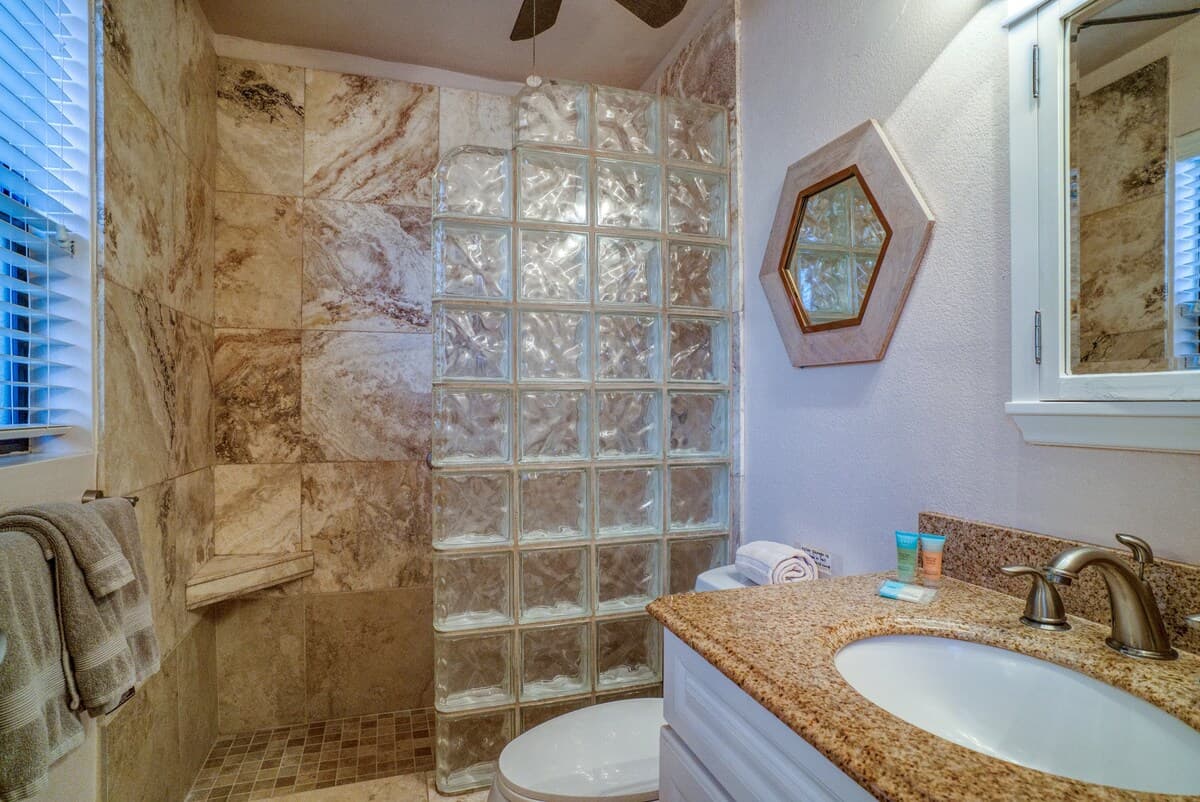 Condo in Wailuku · ★4.66 · 1 bedroom · 1 bed · 1 bath - Photo 5