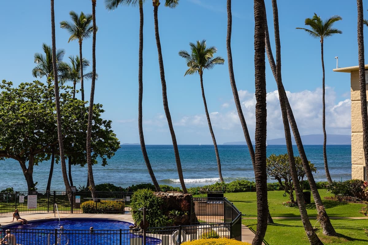 Condo in Wailuku · ★4.88 · 2 bedrooms · 2 beds · 2 shared baths - Photo 2