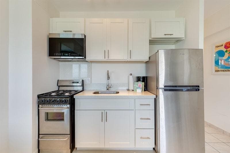 Condo in Honolulu · ★4.63 · Studio · 1 bed · 1 private bath - Photo 5